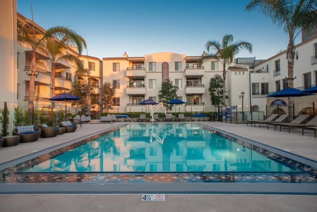 Lux One Bedroom Condo With Garden View, Los Angeles